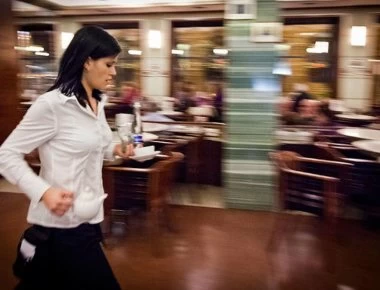 Λάρισα: Σερβιτόρα έπεσε θύμα απάτης από Βολιώτη - Του έδινε κάθε μέρα χρήματα